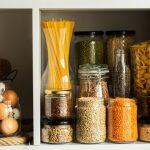 barattoli-di-vetro-con-il-cibo-concetto-di-cibo-ripiani-in-cucina-prodotti-sugli-scaffali